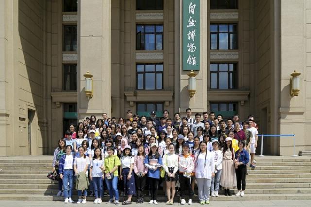 20180510152593870507004546.jpg 自然博物馆门口合影.jpg